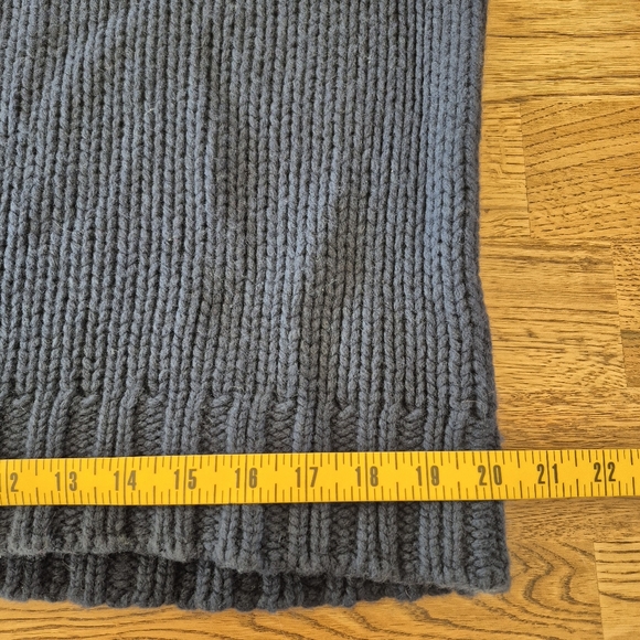 J. Crew Vintage Men's Lambs Wool V-Neck Sweater in Navy - Picture 7 of 8